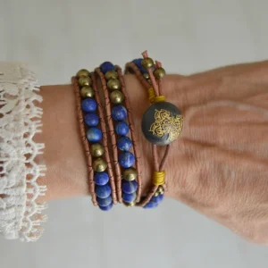 Pulsera boho wrap envolvente con cuentas de lapislázuli, cordón de cuero, hilo de seda dorada y cierre de botón