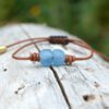 Pulsera de cuero ajustable con nudo de macramé y dos cuentas de vidrio reciclado africano azul cielo