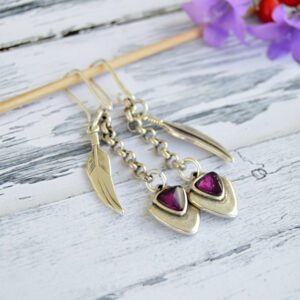 Boucles d'oreilles longues plaquées argent avec plume et chaîne avec breloque violette avec crochets hippie.