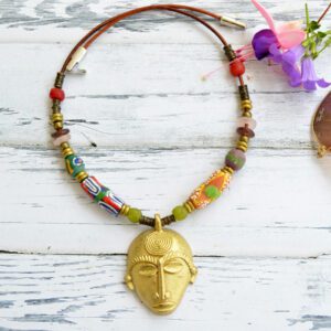 Collier ras du cou avec un pendentif africain Ashanti épais et doré et des perles de verre recyclé colorées.