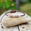 Pulsera rosa mínimal con cuero ajustable minimalista