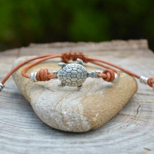 Bracelet réglable en cuir avec tortue de mer en zamak argenté