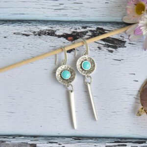 Longues boucles d'oreilles en zamak argenté et émail turquoise avec pendentif en forme de pointe dans le style boho