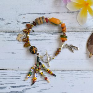 Pulsera bohemia étnica con cuentas de vidrio reciclado africano, cristal checo y colgantes zapatillas de bailarina y mariposa