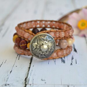 Bracelet large avec perles en pierre naturelle mookaite et pierre rose