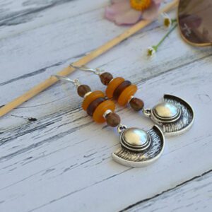 Longues boucles d'oreilles de style ethnique en zamak argenté et verre recyclée orange.