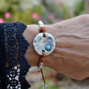 Pulsera sencilla de cuero ajustable con pasador circular en forma de moneda y cuenta turquesa ajustab