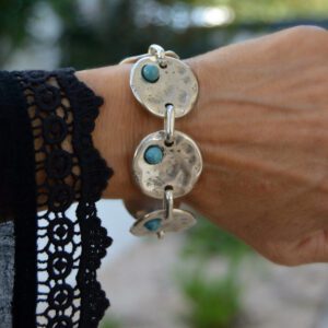 Bracelet avec de grandes pièces rustiques avec des perles en résine turquoise et un fermoir à bascule