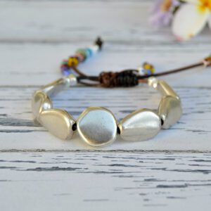 Adjustable leather bracelet with silver plated zamak pebbles beads