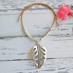 Choker with large pendant in the shape of monstera leaf with leather and zamak cord