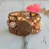 Brazalete ancho de cuero y piedras de ópalo y jaspe en tonos cremas rosados en estilo boho y hippie