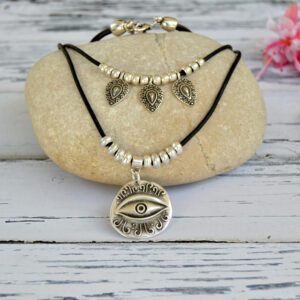 Collier ras-de-cou double en cuir avec pendentifs ethniques et pendentif œil turc en zamak argenté