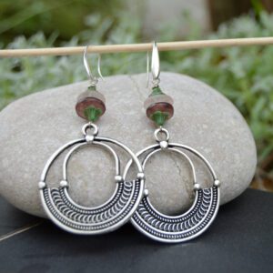 Boucles d'oreilles avec créole extra large et gravure en zamak argenté, crochets hippie et perles en verre recyclé et cristal tchèque