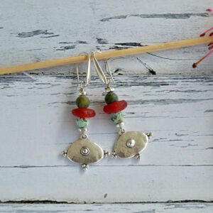 Longues boucles d'oreilles ethniques avec pendentifs en zamak argenté, perles rouges en verre africain recyclé et perles naturelles, crochets hippie