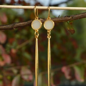 Longues boucles d'oreilles avec bâton et connecteur avec cristal blanc et crochets hippie en zamak plaqué or