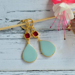 Turquoise drop earrings and pink studs in gold plated zamak with snap button closure.