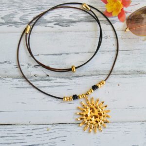 Collar con colgante sol grande con baño de oro y cordón de cuero ajustable con terminales en forma de gota
