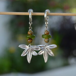 Pendientes largos con cuentas de cristal checo y vidrio reciclado africano en tonos naranja, rosa y verde.