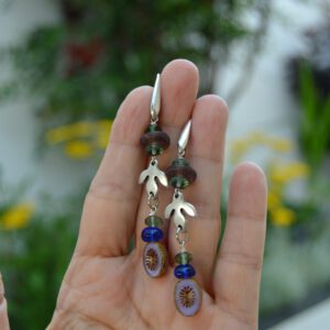 Pendientes colgantes con cuentas de cristal checo y vidrio reciclado africano con gancho hippie y conector en forma de hoja en zamak con baño de plata