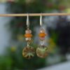 Pendientes largos con cuentas de cristal checo y vidrio reciclado africano en tonos naranja, rosa y verde