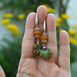 Pendientes largos con cuentas de cristal checo y vidrio reciclado africano en tonos naranja, rosa y verde