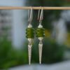 Pendientes largos artesanales de plata con cuentas de vidrio reciclado verde y cristal checo blanco y colgantes puntas