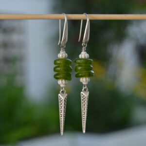 Pendientes largos artesanales de plata con cuentas de vidrio reciclado verde y cristal checo blanco y colgantes puntas
